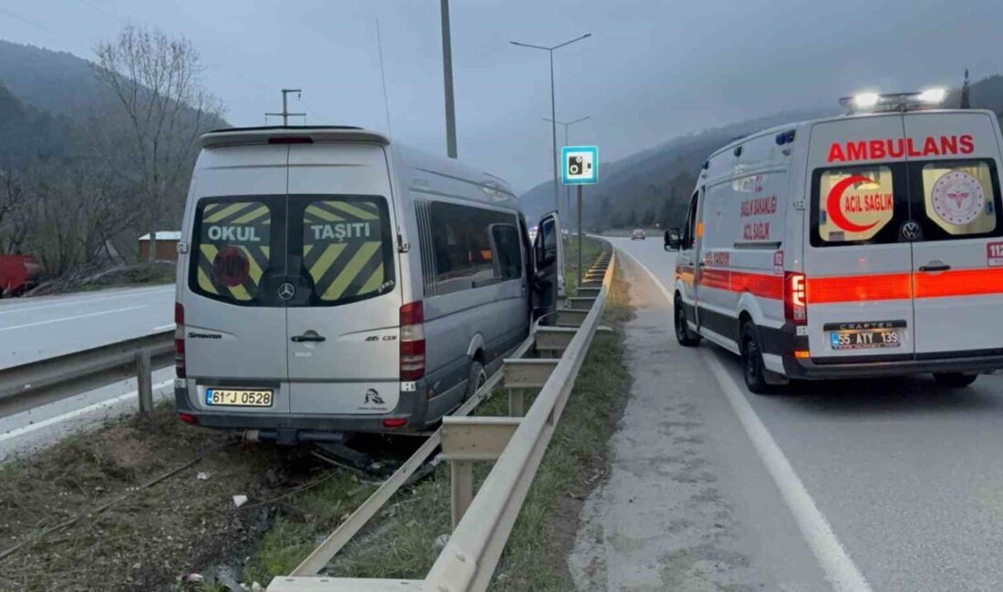 Samsun’da tur minibüsünün bariyerlere çarpması sonucu meydana gelen kazada 4