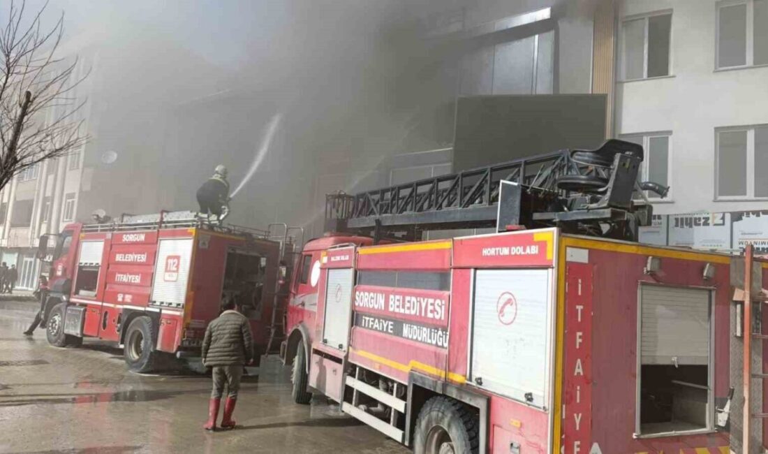 Yozgat’ın Sorgun ilçesinde 3 katlı bir iş yerinde yangın çıktı.