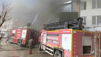 Yozgat’ın Sorgun ilçesinde 3 katlı bir iş yerinde yangın çıktı.