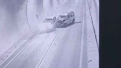 Artvin-Erzurum karayolunun 7. kilometresindeki tünelde, iki kamyonetin çarpışması sonucu 7