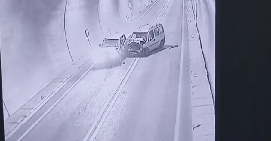 Artvin-Erzurum karayolunun 7. kilometresindeki tünelde, iki kamyonetin çarpışması sonucu 7