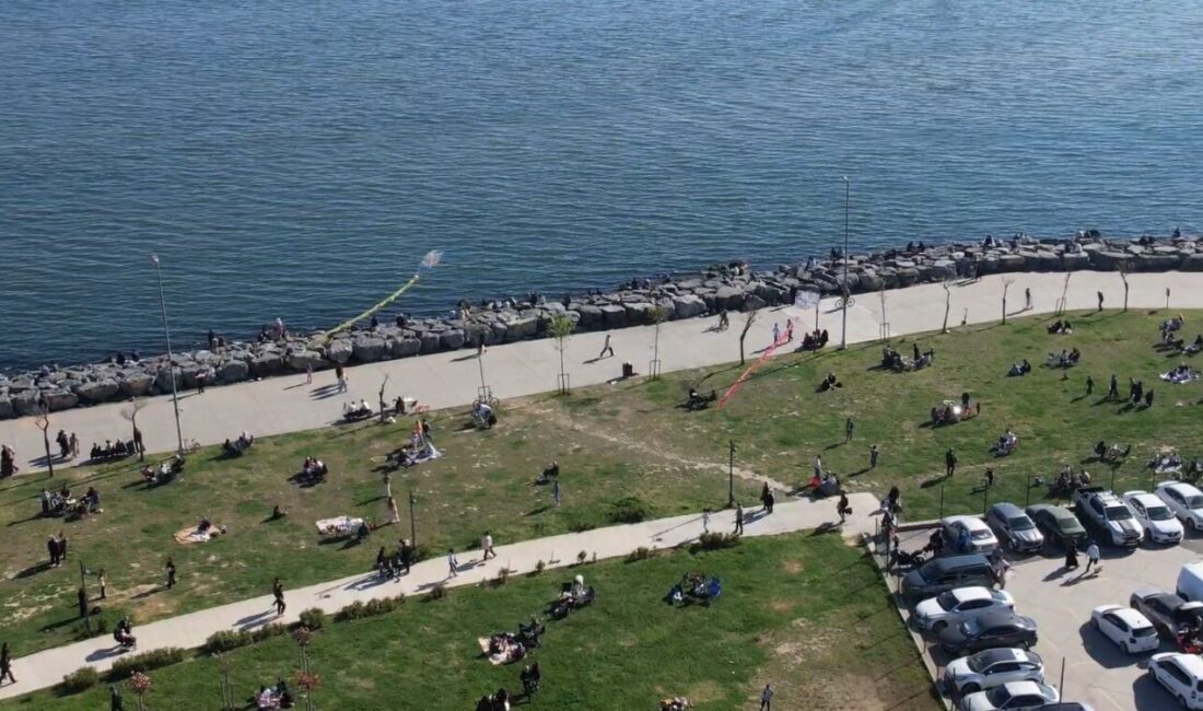 Avcılar’da havaların ısınmasını fırsat bilen vatandaşlar sahile akın etti. İstanbul