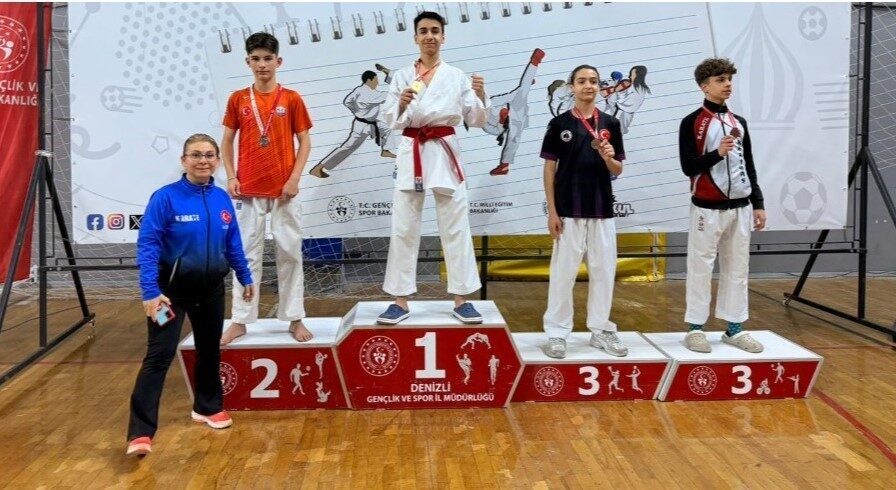 Aydınlı sporcular Denizli’de düzenlenen müsabakalardan derece ile dönerek, Küçükler-Yıldızlar Karate