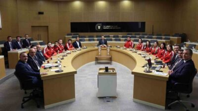 Enerji ve Tabii Kaynaklar Bakanı Alparslan Bayraktar, Avrupa güreş şampiyonalarında