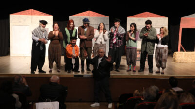 Usta oyuncu Halil Ergün, sahnelenen “Şalvar Davası” tiyatro oyununa yönelik