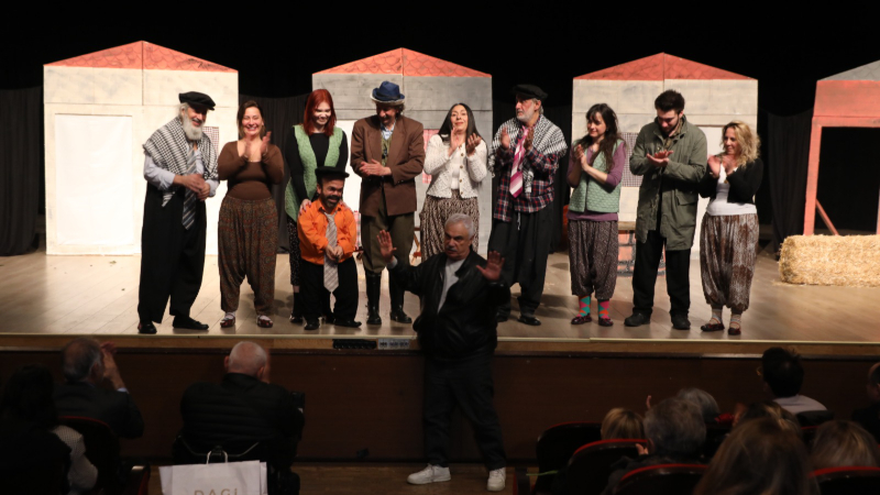 Usta oyuncu Halil Ergün, sahnelenen “Şalvar Davası” tiyatro oyununa yönelik