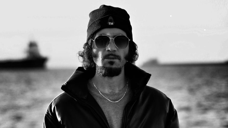 Müzik dünyası, etkileyici tarzıyla dikkat çeken yeni bir ismi konuşuyor.