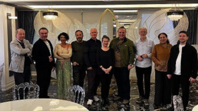 Mesajlaşma uygulamalarında sıkça paylaşılan “sallanan” tilki görseli, kullanıcıların yeni eğlence