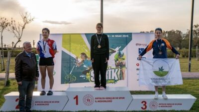 Okul Sporları Triatlon Türkiye Şampiyonası Gençler A kategorisinde yarışan Beyza