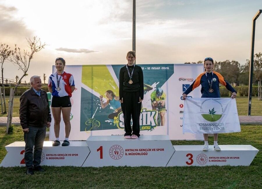 Okul Sporları Triatlon Türkiye Şampiyonası Gençler A kategorisinde yarışan Beyza