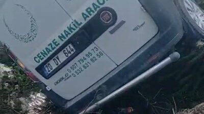 Cenaze nakil aracı kaza yaptı, içerisinde cenazede bulunan araçtaki 2