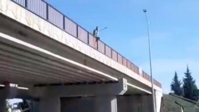 Eskişehir’de bir vatandaşın köprüden atlama girişiminde bulunması üzerine trafik felç