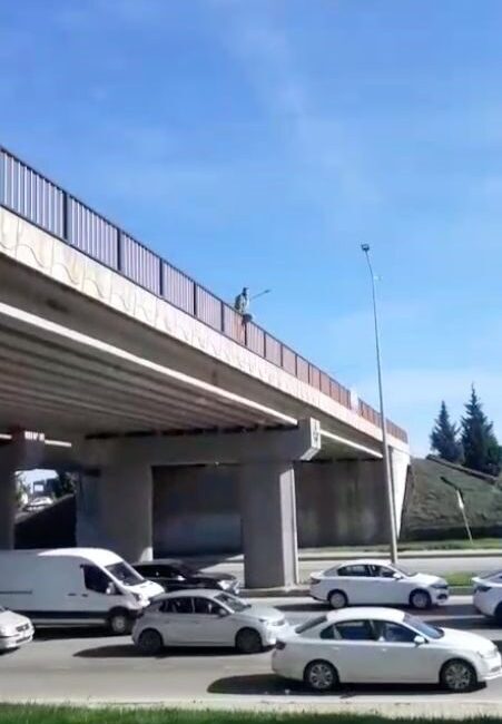 Eskişehir’de bir vatandaşın köprüden atlama girişiminde bulunması üzerine trafik felç