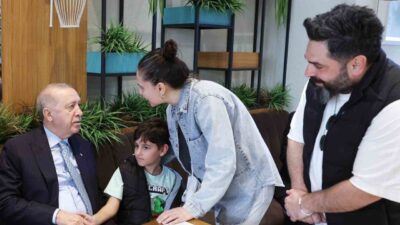 Cumhurbaşkanı Recep Tayyip Erdoğan, Beyoğlu’nda bulunan bir kafeye giderek vatandaşlarla