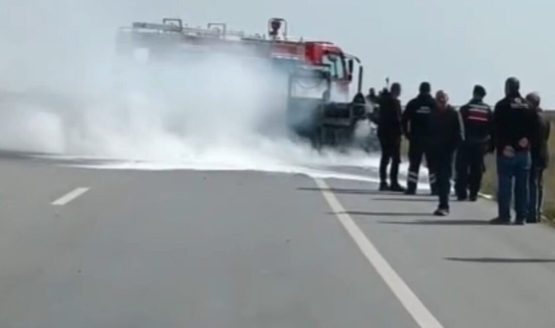 Edirne-Kırklareli karayolunda seyir halindeki bir iş makinesi çıkan yangında kullanılamaz