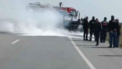 Edirne-Kırklareli karayolunda seyir halindeki bir iş makinesi çıkan yangında kullanılamaz