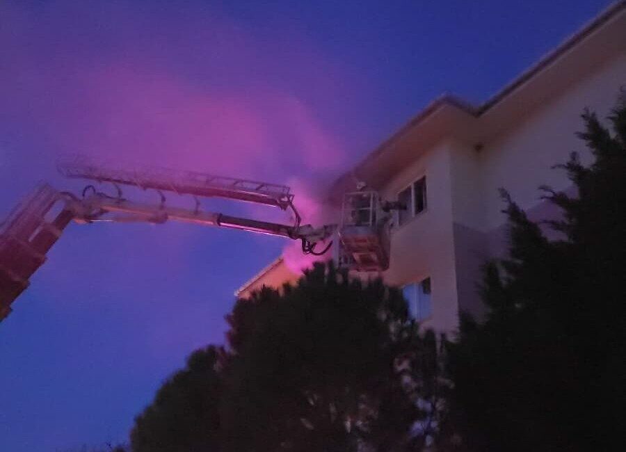 Edirne’de bir apartmanın 4. katında çıkan yangın paniğe neden olurken,