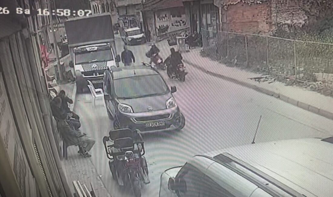 Edirne’de iki motosikletin çarpıştığı kazada 1 kişi yaralanırken, kaza anı