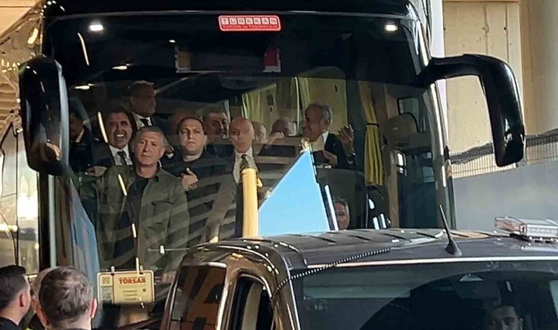 Galatasaray yönetim kurulu üyeleri, derbi öncesinde stadyuma gelen Fenerbahçe yönetim