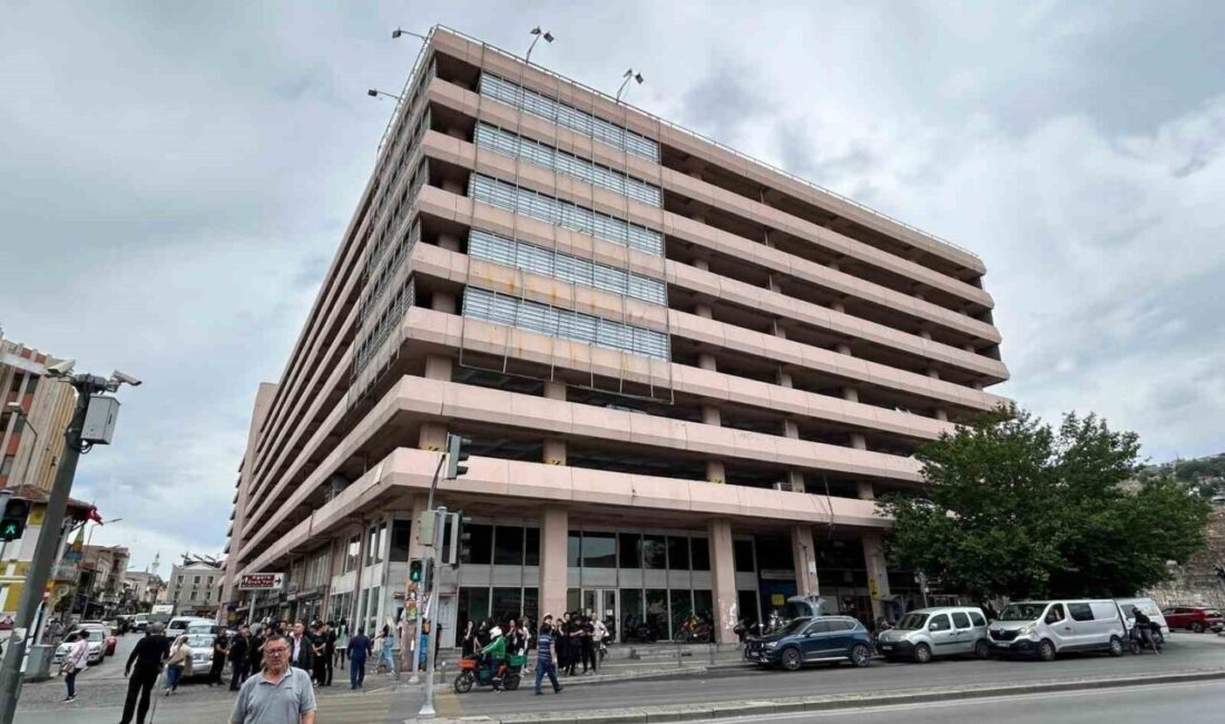 İzmir Büyükşehir Belediyesi, Çankaya Katlı Otoparkı’nın yasal zorunluluk gerekçesiyle hizmete