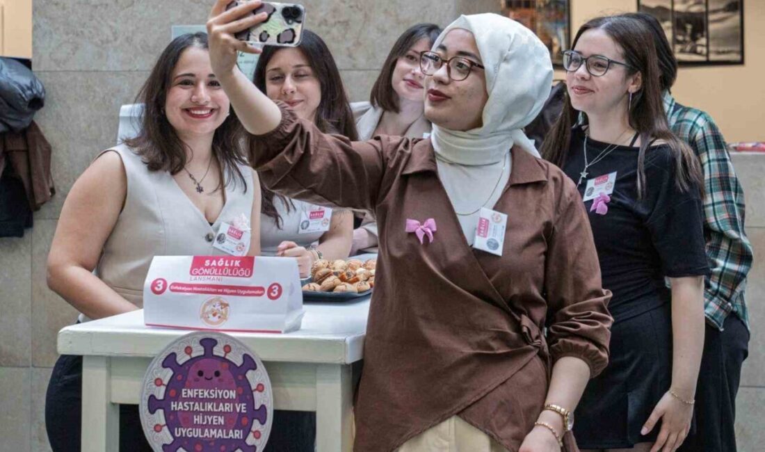 İzmir Büyükşehir Belediyesi’nin başlattığı “Sağlık ordusu” projesinde 98 genç gönüllü