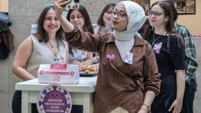 İzmir Büyükşehir Belediyesi’nin başlattığı “Sağlık ordusu” projesinde 98 genç gönüllü