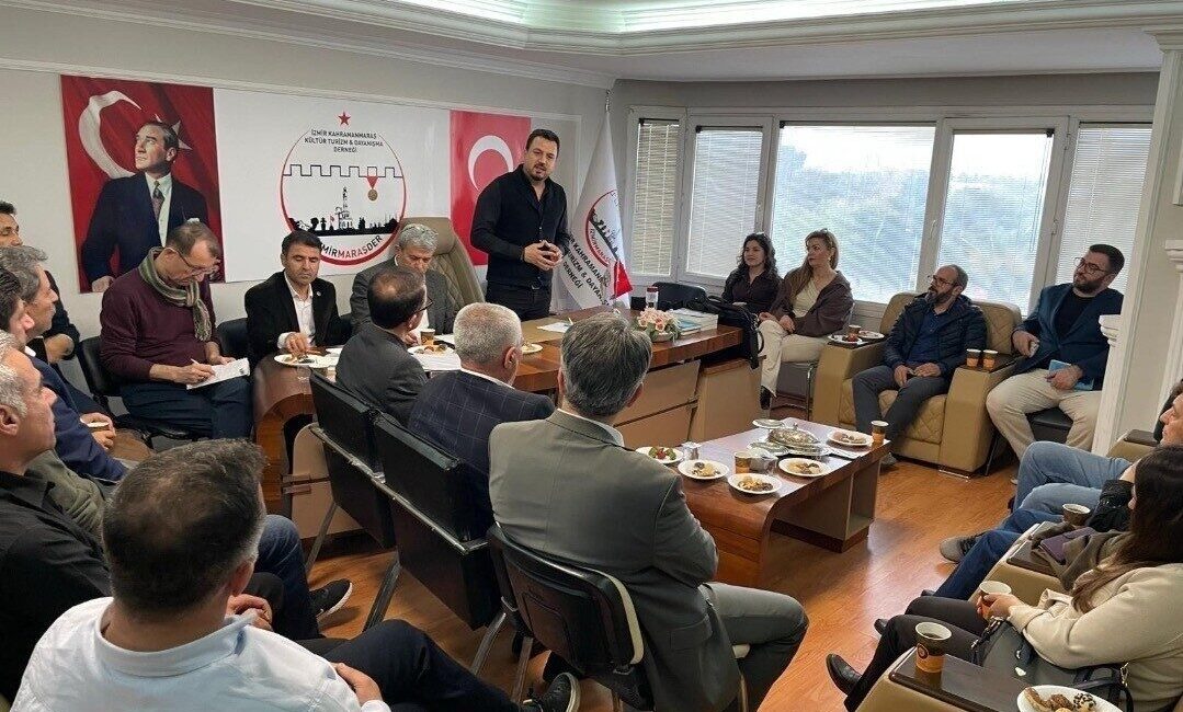 İzmir Kahramanmaraş Kültür Turizm Dayanışma Derneğinin olağan genel kurulunda mevcut