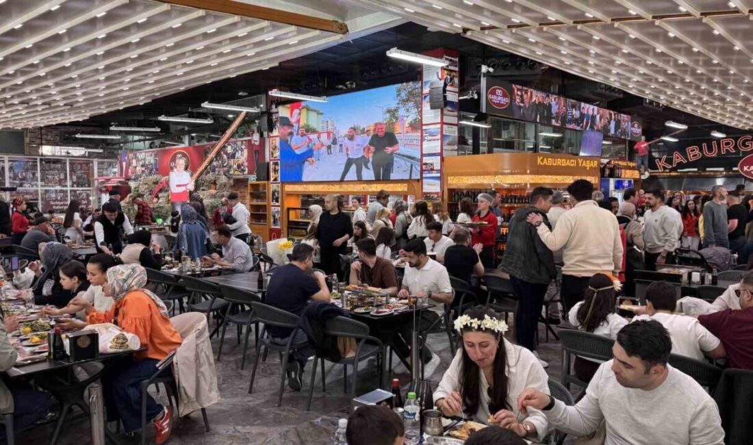 Adana’da 14’üncüsü düzenlenen Uluslararası Portakal Çiçeği Karnavalı esnafa can suyu