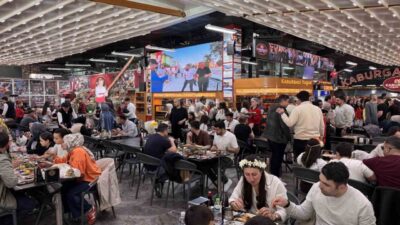 Adana’da 14’üncüsü düzenlenen Uluslararası Portakal Çiçeği Karnavalı esnafa can suyu