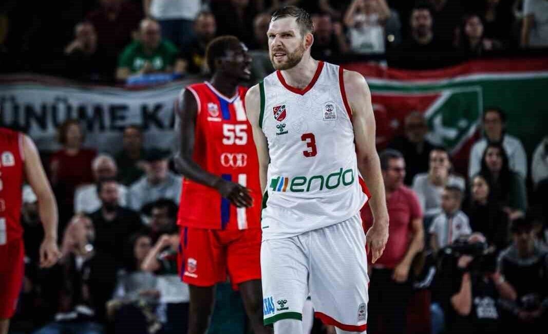 Karşıyaka’nın 34 yaşındaki oyun kurucusu Michal Sokolowski, Büyükçekmece Basketbol müsabakasında