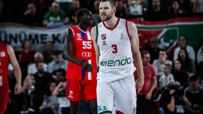 Karşıyaka’nın 34 yaşındaki oyun kurucusu Michal Sokolowski, Büyükçekmece Basketbol müsabakasında