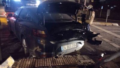 İstanbul Kartal’da iki otomobilin çarpışması sonucu meydana gelen trafik kazasında