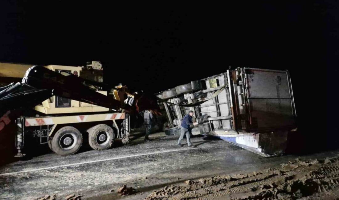 Çorum’un Alaca ilçesinde kayan tırın yan yatması sebebiyle ulaşıma kapanan