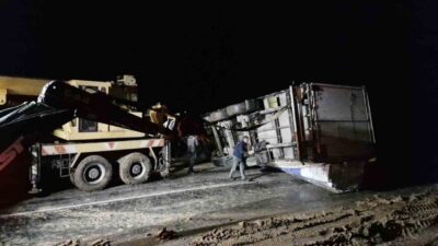 Çorum’un Alaca ilçesinde kayan tırın yan yatması sebebiyle ulaşıma kapanan