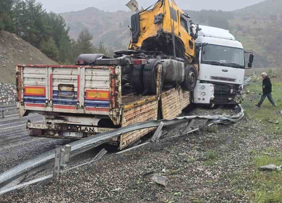 Elazığ’da dün meydana gelen kazada tır yoldan çıkarak şarampole girmiş,