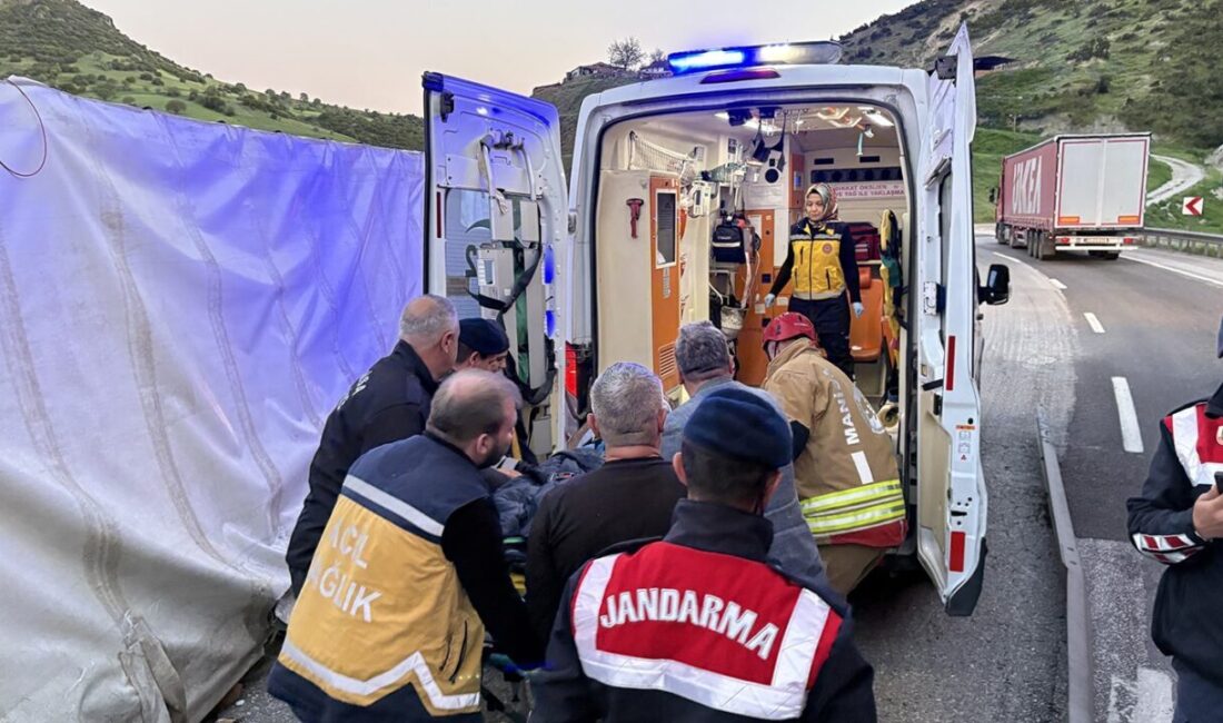 Manisa’nın Kula ilçesinde kontrolden çıkan tırın refüje çarparak devrildiği kazada