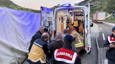 Manisa’nın Kula ilçesinde kontrolden çıkan tırın refüje çarparak devrildiği kazada