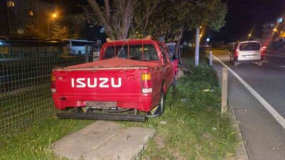 Bursa’da kontrolden çıkan kamyonet refüjdeki duvara çarptı, sürücü hafif yaralandı.