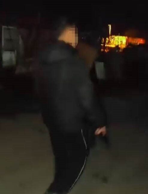 İstanbul Küçükçekmece’de, uzun namlulu silahla mahallede dolaşan şahıs ile o