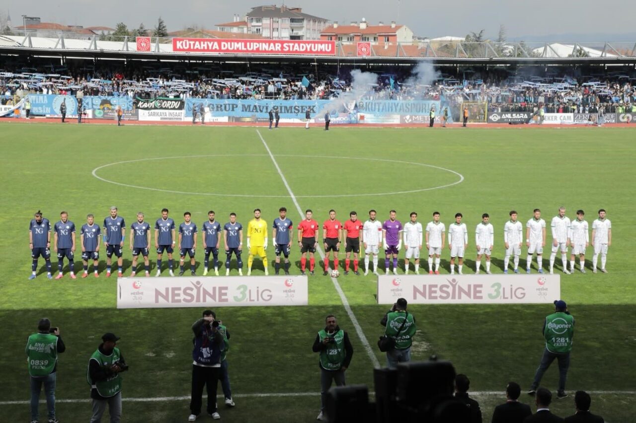 TFF 3. Lig 4. Grup’ta mücadele eden Kütahyaspor, sahasında Bornovaspor’u