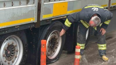 Eskişehir’de seyir halindeyken lastiği patlayan ve daha sonra tekerinden dumanlar