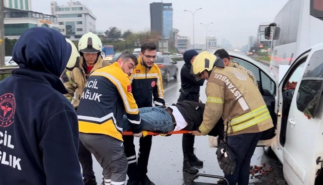 Maltepe’de hafif ticari araç, yol kenarında duraklama yapan servis minibüsüne