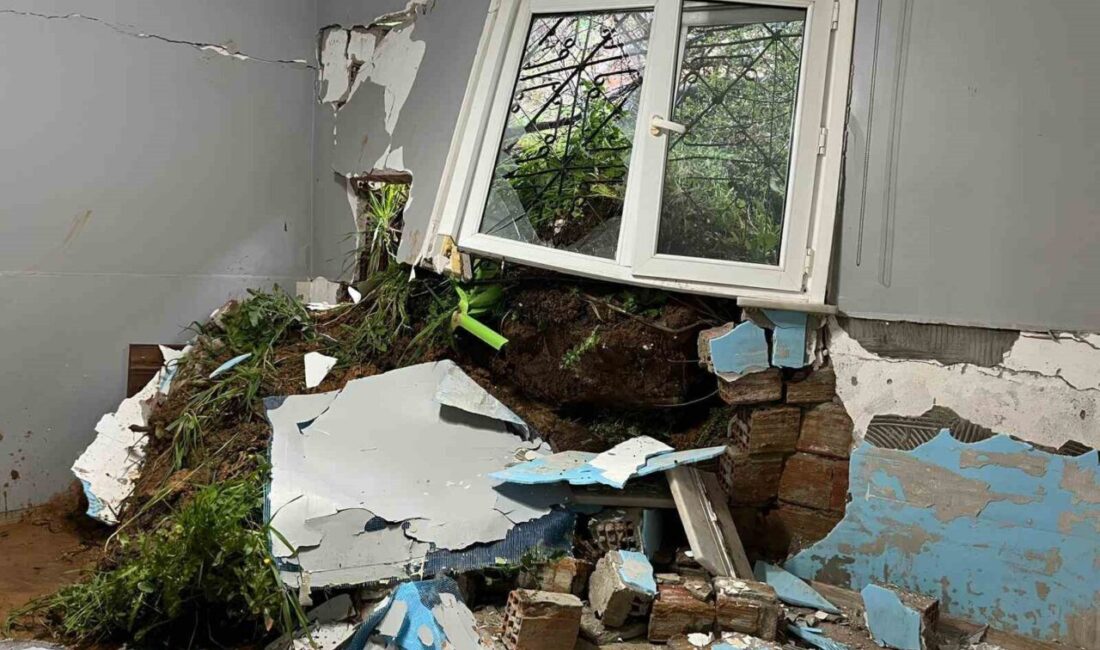 Maltepe’de aralıksız yağan yağışların zemini yumuşatması sonucu meydana gelen toprak