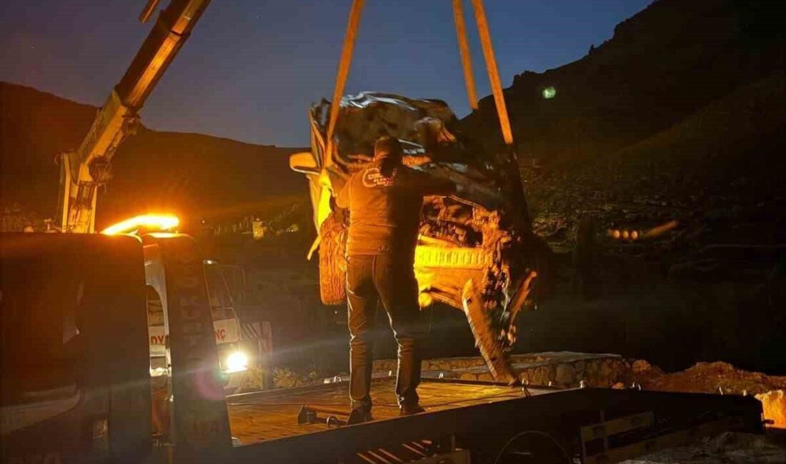 Mardin’in Nusaybin ilçesinde uçuruma devrilen hafif ticari aracın sürücüsü yaralandı.