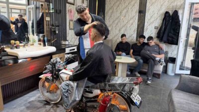 Motosiklet tutkusuyla tanınan genç berber Murat Sefa Çakır, modifiye ettiği