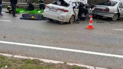 Polatlı-Sivrihisar karayolunda iki otomobilin kafa kafaya çarpışması sonucu meydana gelen