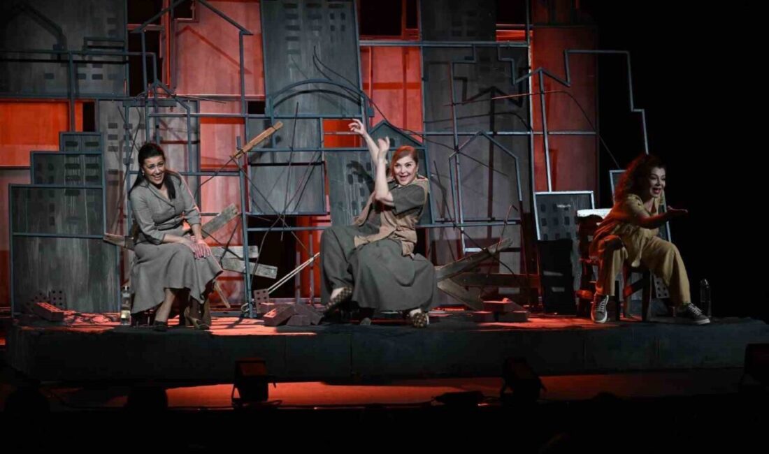 Manisa’da düzenlenen Uluslararası Mesir Tiyatro Festivali’nde sahnelenen “Sen İstanbul’dan Daha