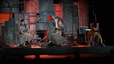 Manisa’da düzenlenen Uluslararası Mesir Tiyatro Festivali’nde sahnelenen “Sen İstanbul’dan Daha