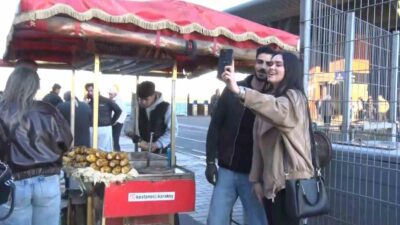 Karaköy İskelesi’nde kardeşiyle beraber kestane ve mısır tezgahı işleten 25