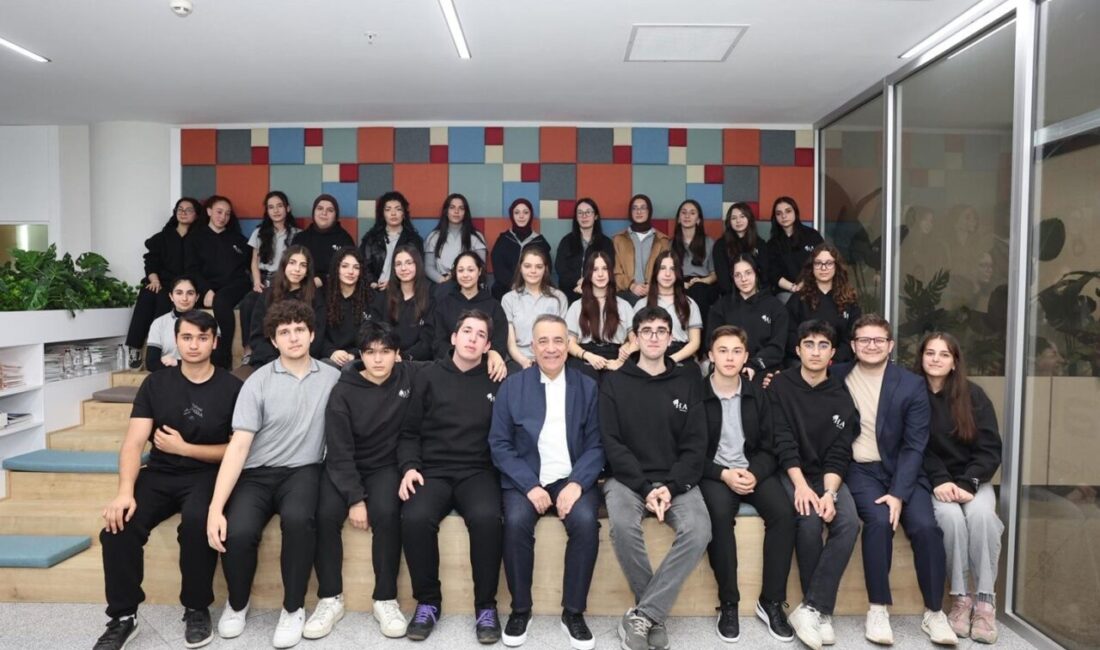 Sultangazi Belediye Başkanı Abdurrahman Dursun, gençlerle bir araya gelmeye devam